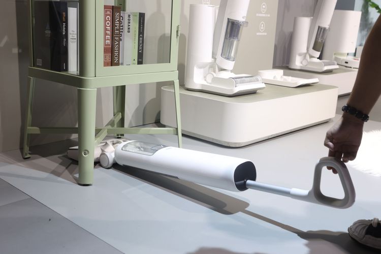 W10 Pro機身可1800度平擺，能輕易伸入最低12cm的空間。翁玉信攝