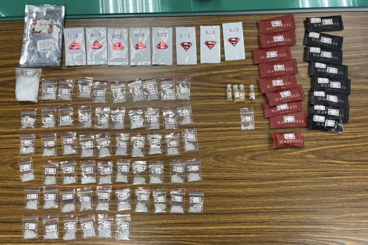 警方查獲各式毒品，曾男拒絕交代上游業者。翻攝畫面