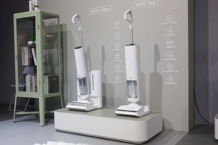 有全自動清潔基座，兼具充電與清潔功能。（圖左）翁玉信攝