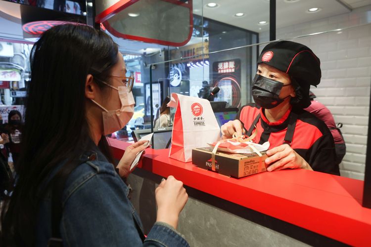 「Hot燒站」搶攻外食族、上班族、學生市場，主打現點現烤5分鐘就能帶走。翁玉信攝