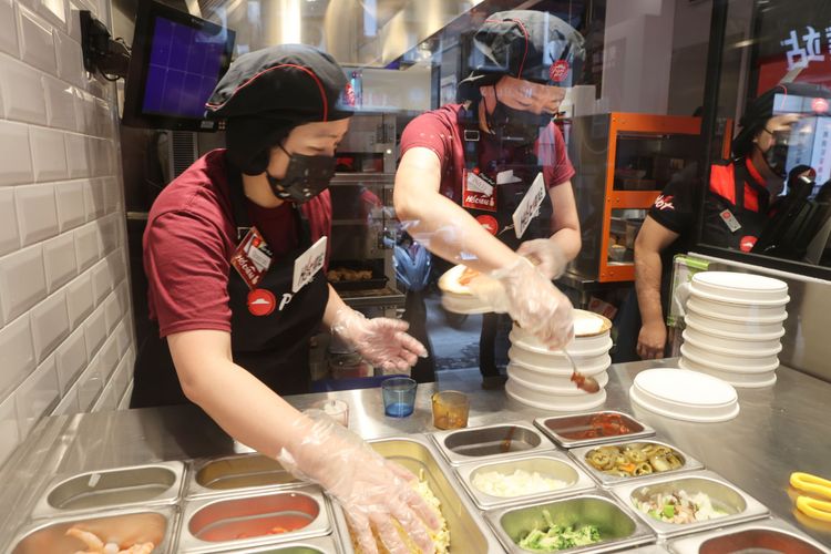 「Hot燒站」打造全台第一家透明廚房，讓顧客看見點購的比薩從放餡料、進烤箱到分切裝盒的手工製作過程。翁玉信攝
