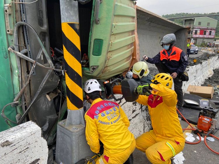 消防隊員到場協助受困車內的駕駛脫困。讀者提供