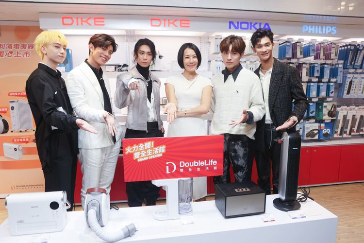 FEniX擔任雙全國際首間實體門市一日店長。翁玉信攝