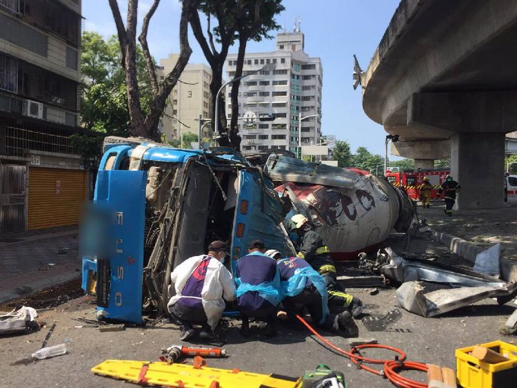 駕駛被壓車底。讀者提供