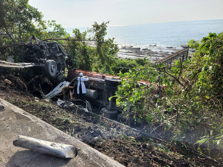 警消搶救受傷聯結車司機。讀者提供