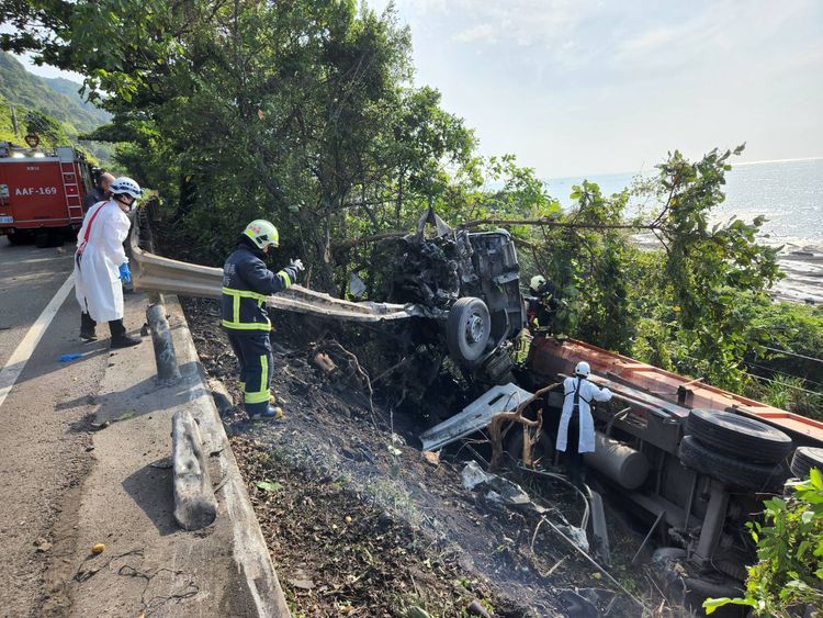 警消搶救受傷的聯結車司機。讀者提供