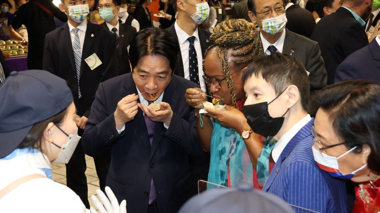 賴清德現場品嘗馬祖特色美食。莊宗達攝