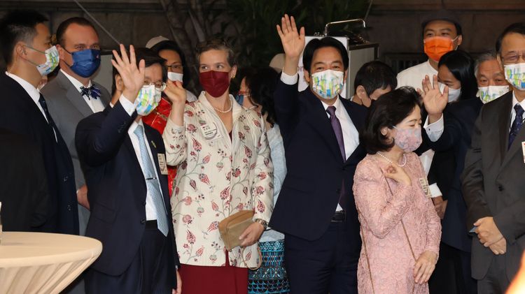 賴清德及國內外賓客向媒體揮手。莊宗達攝