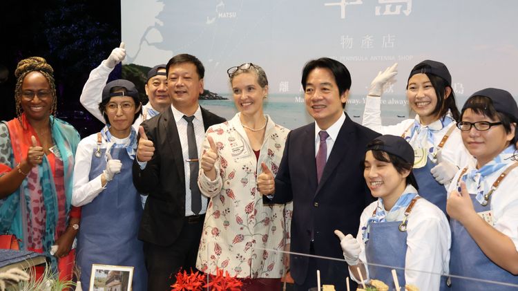 賴清德與外賓和攤商合影。莊宗達攝