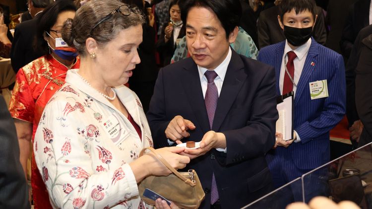 賴清德吃完數顆巧克力後，也力推一旁的孫曉雅。莊宗達攝