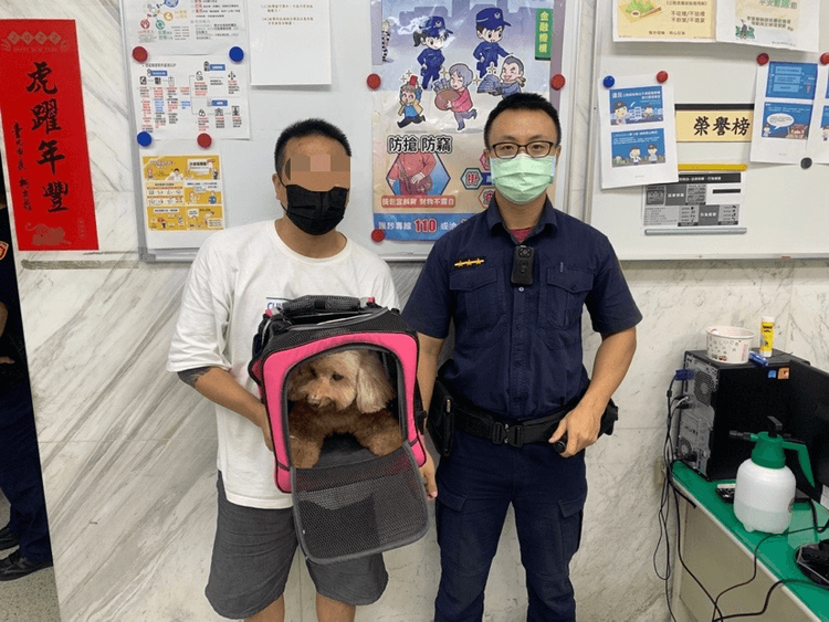 警方通知飼主領回迷途的愛犬。翻攝畫面