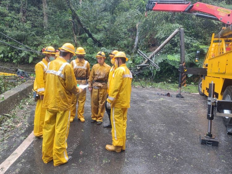 工程人員到場搶修前分配任務。台電提供