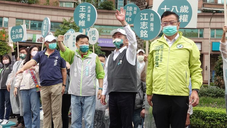 陳時中今天和黨籍市議員參選人一起到內湖站路口。莊宗達攝
