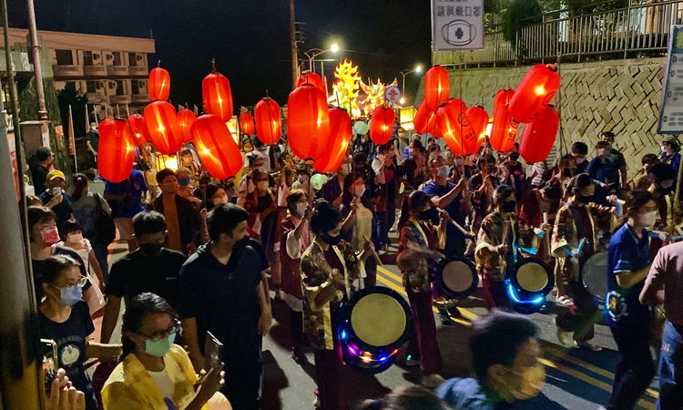 夜巡隊伍浩蕩出發。王志弘攝