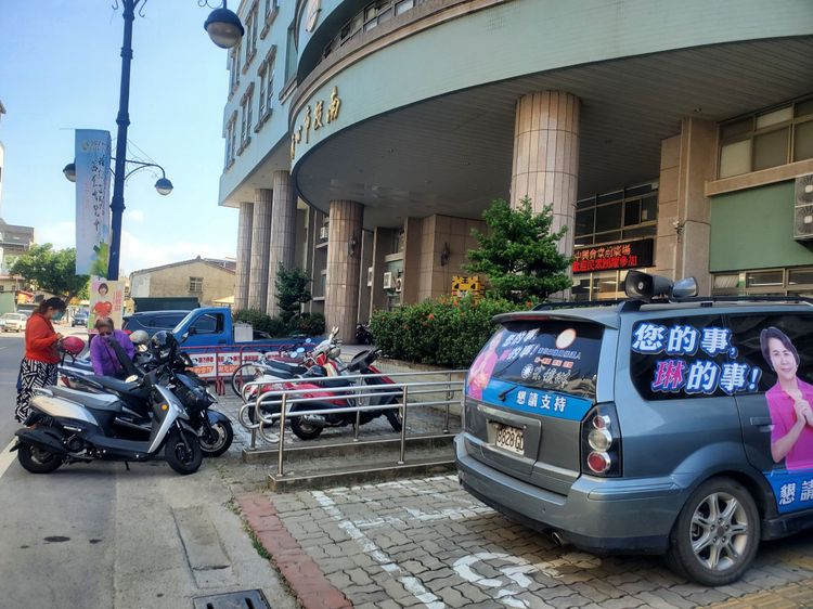 身障車位剛好在市公所前，讓讀者質疑市長帶頭違法。讀者提供