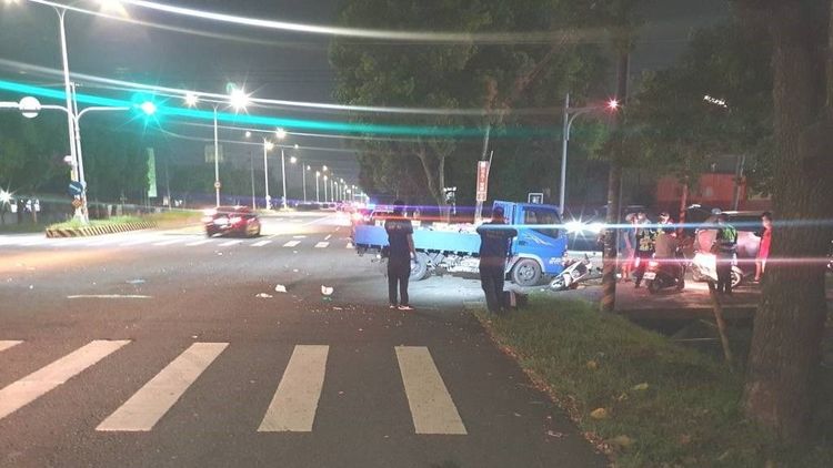 該路口設有紅綠燈，警正調查釐清雙方何人闖紅燈釀禍。民眾提供