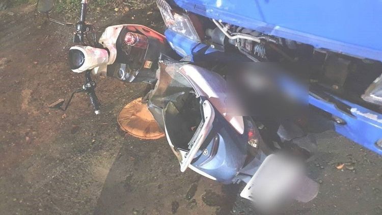 老翁機車卡在貨車下。民眾提供