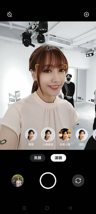 內建有創意拍攝玩法的AI人像留色模式。螢幕截圖