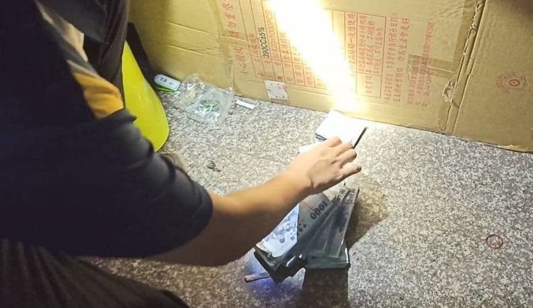 賭客將賭金到處亂塞，員警在門後發現一大疊千元鈔。民眾提供
