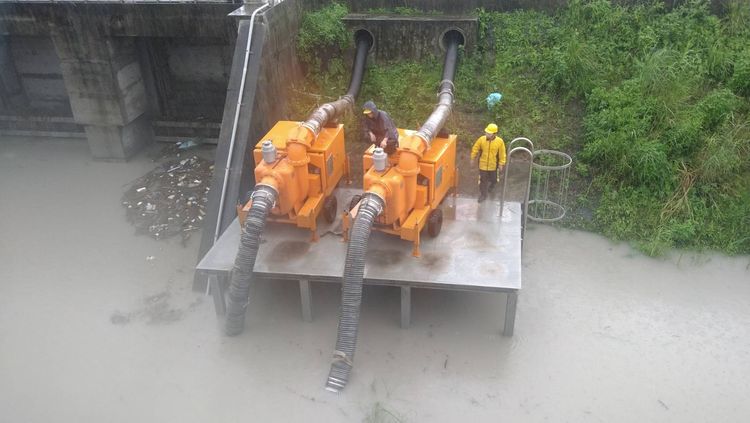 一河局緊急調派抽水機進駐抽水。一河局提供