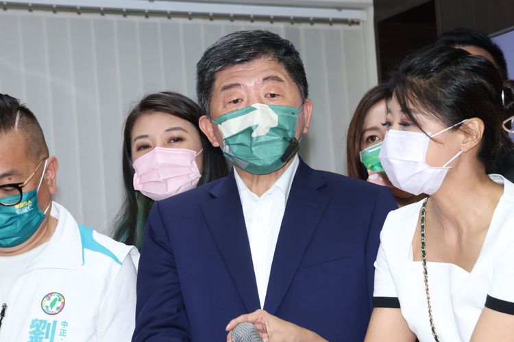 林楚茵（右）反問，蔣萬安是「政幾代」？趙世平攝