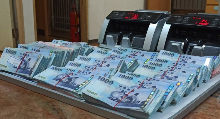 所幸發現2部點鈔機才順利完成清點。民眾提供