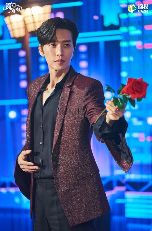 朴海鎮在韓劇《魔幻時刻SHOWTIME》飾演魔術師。衛視中文台提供