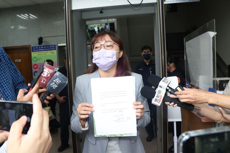 夏克立的律師梁維珊念出夏克立寫給女兒的情書。趙世平攝