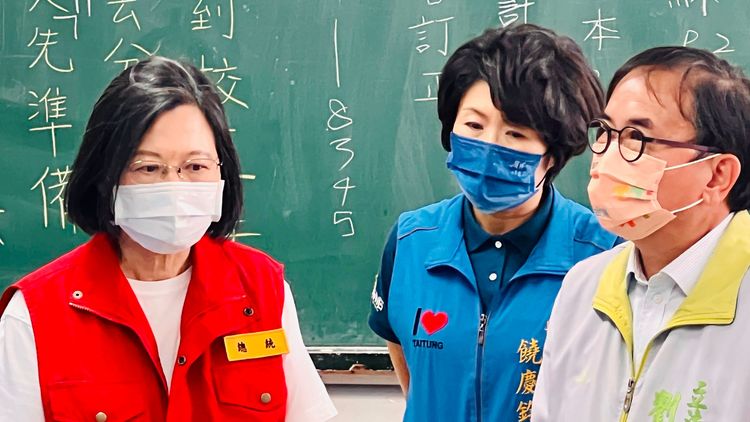 總統蔡英文走進校舍視察。台東縣府提供