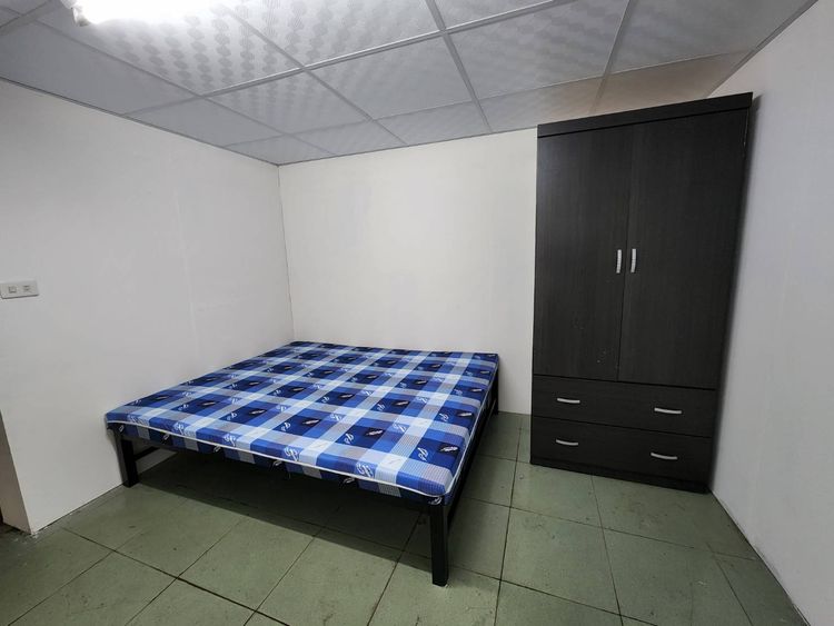 志工更換輕鋼架天花板、線路照明設備，擺上新家具。衡山提供