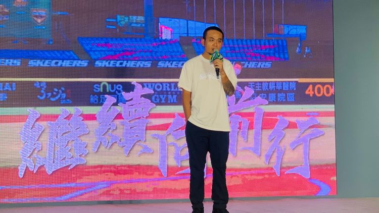 「繼續向前行」成為蔡其昌競選歌曲，滅火器主唱楊大正表示很榮幸。曾雪蒨攝