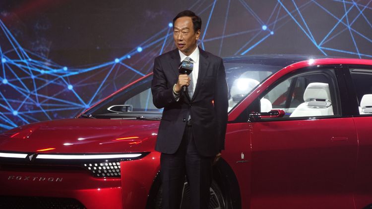 郭台銘駕駛MODEL B。莊宗達攝