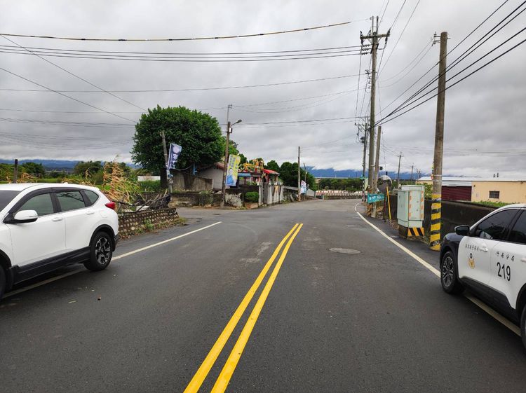 劉治竑駕車直行，結果在路口跟左轉駛出的機車碰撞。因為事故就在派出所前面，警方很快到場處理。民眾提供