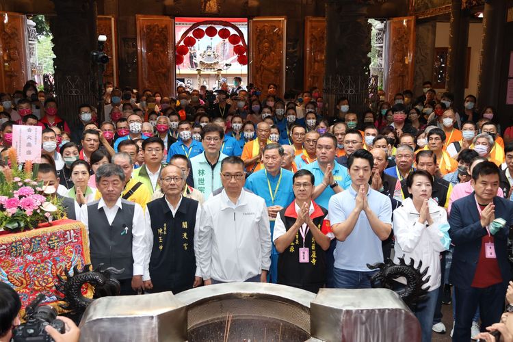 3位參選人出席「葫蘆寺建廟75週年水陸除瘟遶境活動」。趙世平攝