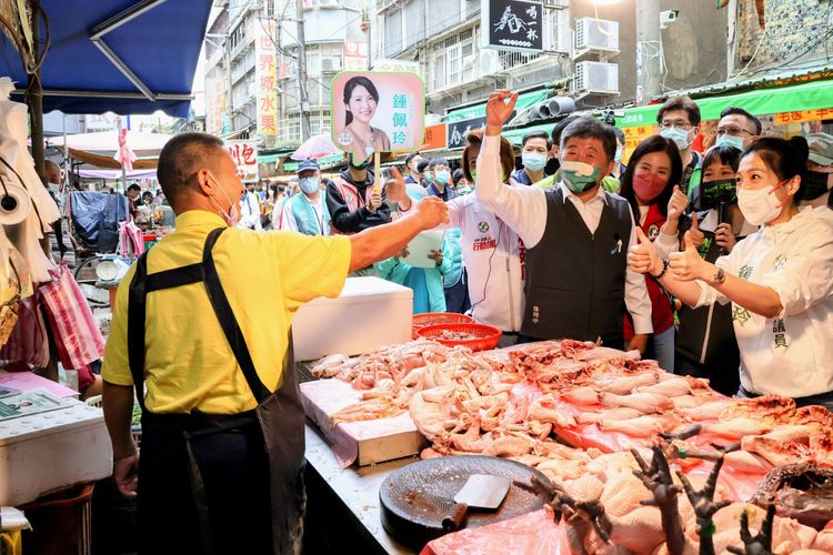 陳時中與攤商致意。趙世平攝