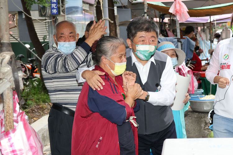 陳時中（右）說，柯文哲一直把政治議題、民主意識當作吃香喝辣的籌碼。趙世平攝