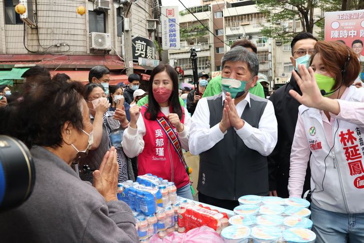 陳時中（中）強調，王世堅跟他一直都是好朋友。趙世平攝