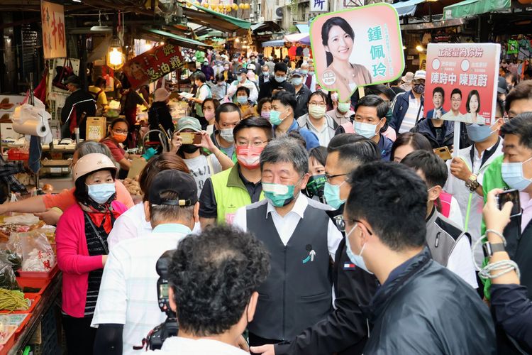 陳時中（中）今天上午到北投自強市場拜票。趙世平攝