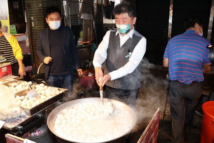陳時中（中）嗆，蔣萬安的政見都以講笑話為先吧。趙世平攝