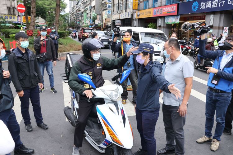 王郁揚（騎車者）遭嗆「妨礙交通」。趙世平攝