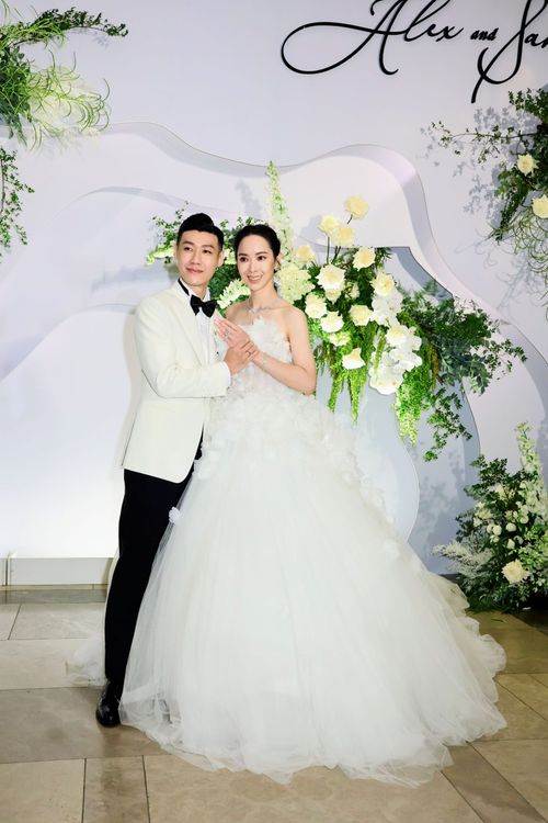 胡瓜乾女兒香蜜拉(左)與鑽石商Alex（吳國彰），今在台北萬豪酒店補辦婚宴。趙世平攝