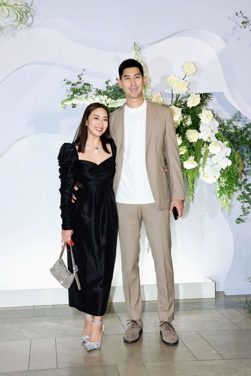 毛加恩(右)和老婆一起喝喜酒。趙世平