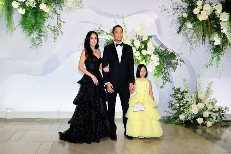 關穎(左起)和老公帶女兒一起喝喜酒。趙世平攝