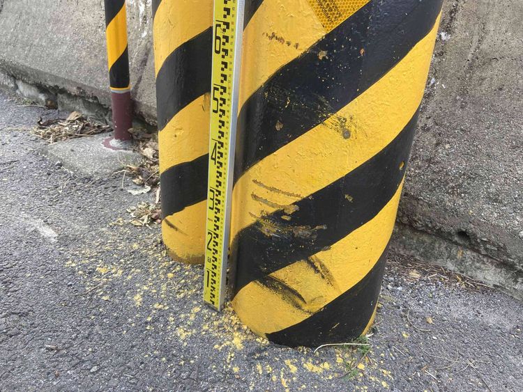 路旁電桿有明顯的撞擊痕跡，警方到場丈量。民眾提供