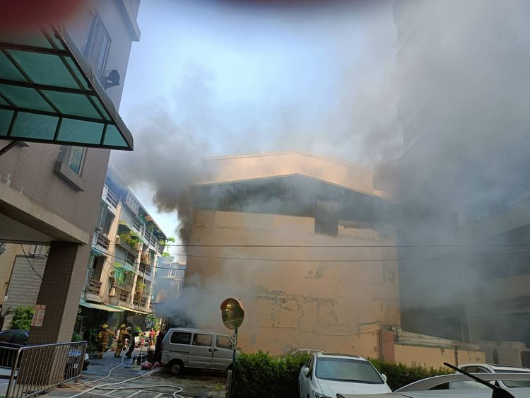 鳳山中華街民宅失火，濃煙密佈。林錫淵攝