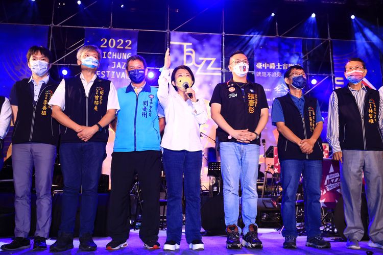 台中市長盧秀燕晚間在草物廣場舞台上宣布「台中爵士音樂節回來了！」曾雪蒨攝