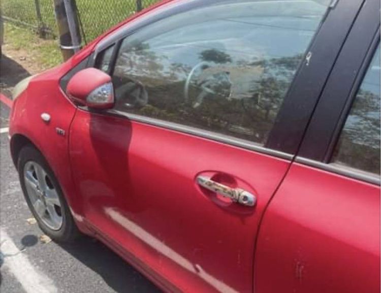 汽車門把也被塗上穢物。翻攝爆料公社