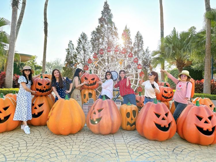 麗寶樂園雙十連假推出的多項優惠及活動，包括鄉親月99元、萬聖裝扮優惠299元起、壽星優惠等。麗寶提供