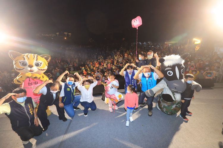 台中市長盧秀燕跟與會的市議員、局處首長俏皮筆愛心與台下民眾合影。曾雪蒨攝