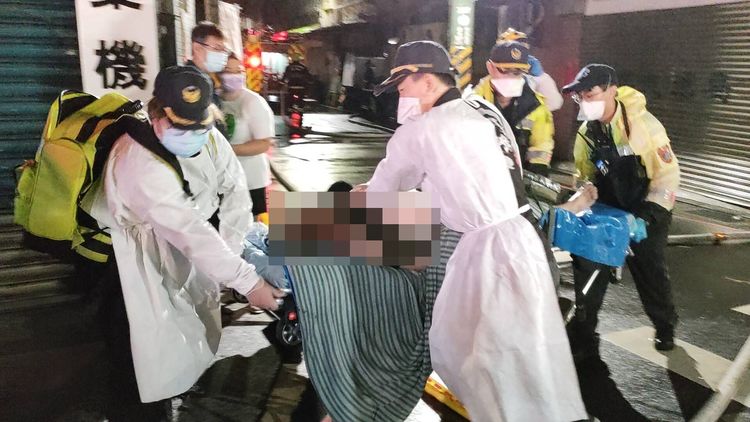 婦人被救出時已無呼吸心跳，緊急送往醫院搶救。民眾提供